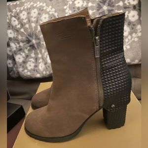 VON DUTCH "FIONA' ANKLE ZIP BOOTIE 2.5" HEEL WOMEN'S US 9 almond suede